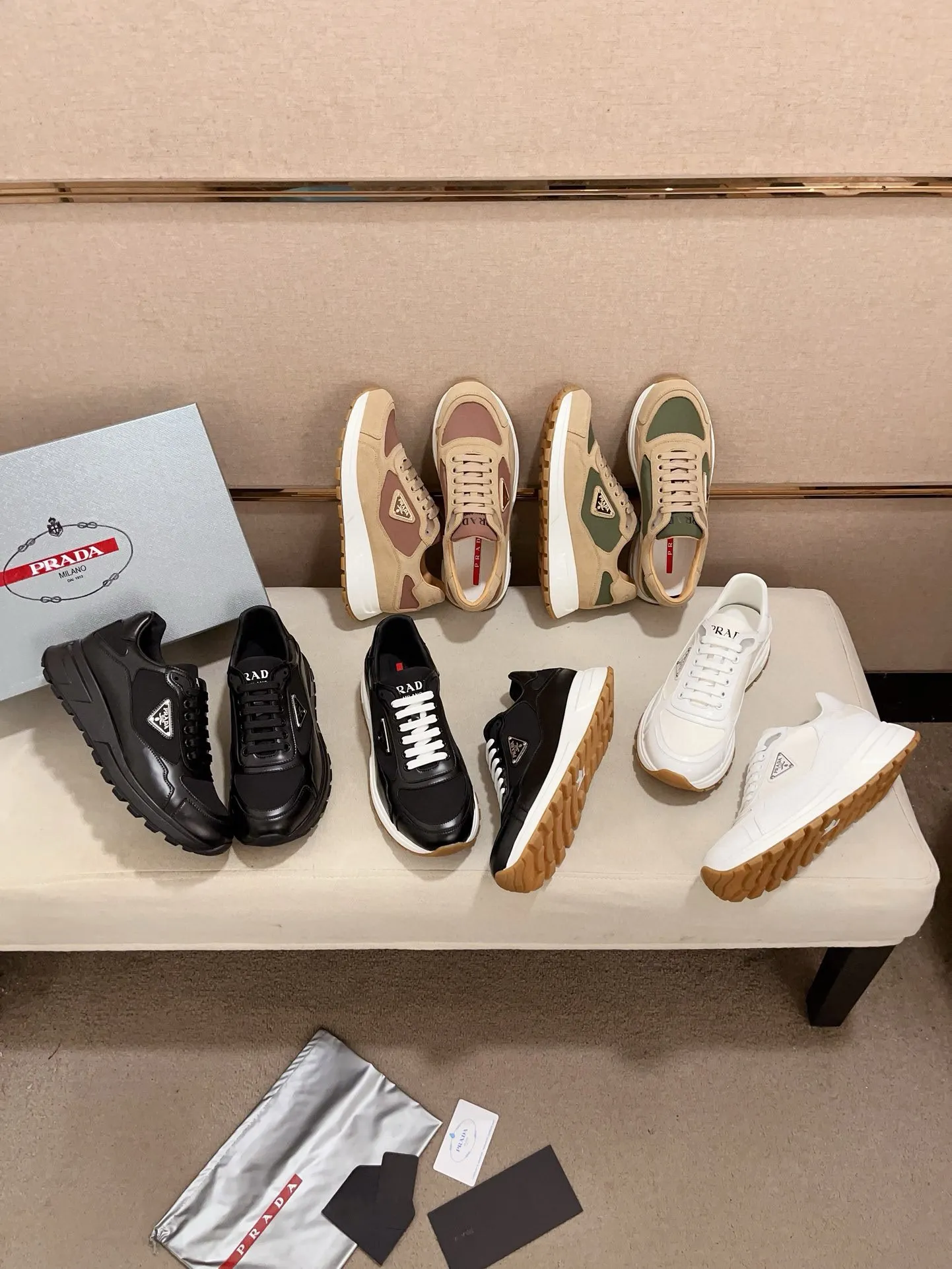 Men's Men's Shoes 💰 580💰 ✔️✔️✔️High-quality new PRADA (Prada) counters are launched simultaneously. The new men's shoes and 😘fabric are made of selected first-layer cowhide and technological glue-spraying technology. Lining: Full cowhide lining. 👍🏿High-end☄️Open-molded non-slip rubber outsole, exquisite lines, simple and elegant, comfortable and high-end for leisure travel. Code number: 38 to 44 (can be customized to 45, non-refundable!